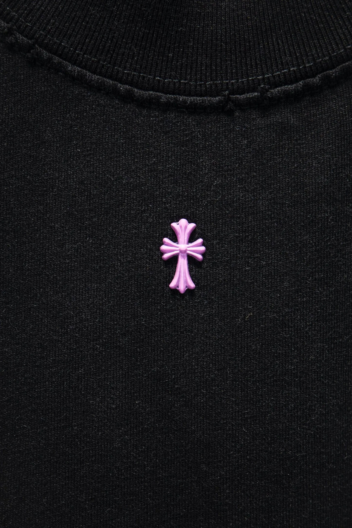 P180 🆕Chrome Hearts os version is really charming and Chrome Hearts is really a must-have. Each season's new version is made to the extreme. It is very practical and can be worn casually. Nice✔️ - ⚠️100% cotton. It is made of 32-count double yarn, 260-gram weight fabric and imported knitted carded cotton. It has moderate thickness, drape and contour, and the upper body is comfortable! ! It is very tolerant to fat body types and can instantly lose five pounds after wearing it!  Front panel #Back panel Neckline Bronzing elements# Imported hardware heavy craftsmanship and imported accessories. The body is washed, worn, sandblasted and frayed, and handmade elements are added to greatly increase the interest of the clothing; unique visual effects. The special fraying effect creates a unique distressed effect. The addition of handmade elements to the body greatly increases the interest of the clothing; it has a unique visual effect. After special fraying effect treatment, a unique distressed effect is formed. An irregular hem is added to the version. This year, Crow Heart is focusing on the version. In the past two years, the oversize version has become the focus of the trend. It has also been a popular staple in the past two years. The change of designers has made this brand an instant hit. The progressive fashion of the times also needs the blood impact of fresh elements and trendy designs in order to continue its glory! It’s stylish both inside and outside, a must-have for high street travel! An absolute "eye-catching style" that can match couples 💏 Color: washed black, sandblasted white Size: S M L XL